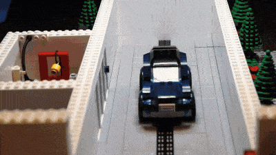 Посмотрите, как проходят краш-тесты в миниатюрном центре из конструктора Lego