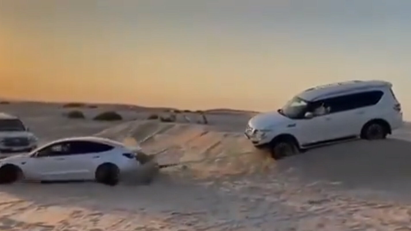 Посмотрите, как Tesla Model 3 спасает застрявший Nissan Patrol