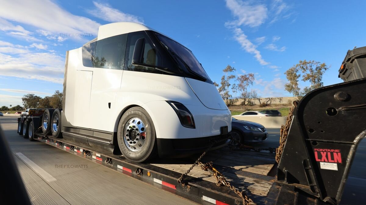 Tesla построила новый прототип электротягача Semi
