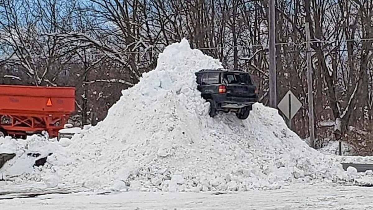 Никто не понял, как этот Jeep застрял в огромной куче снега на большой высоте. Есть объяснение