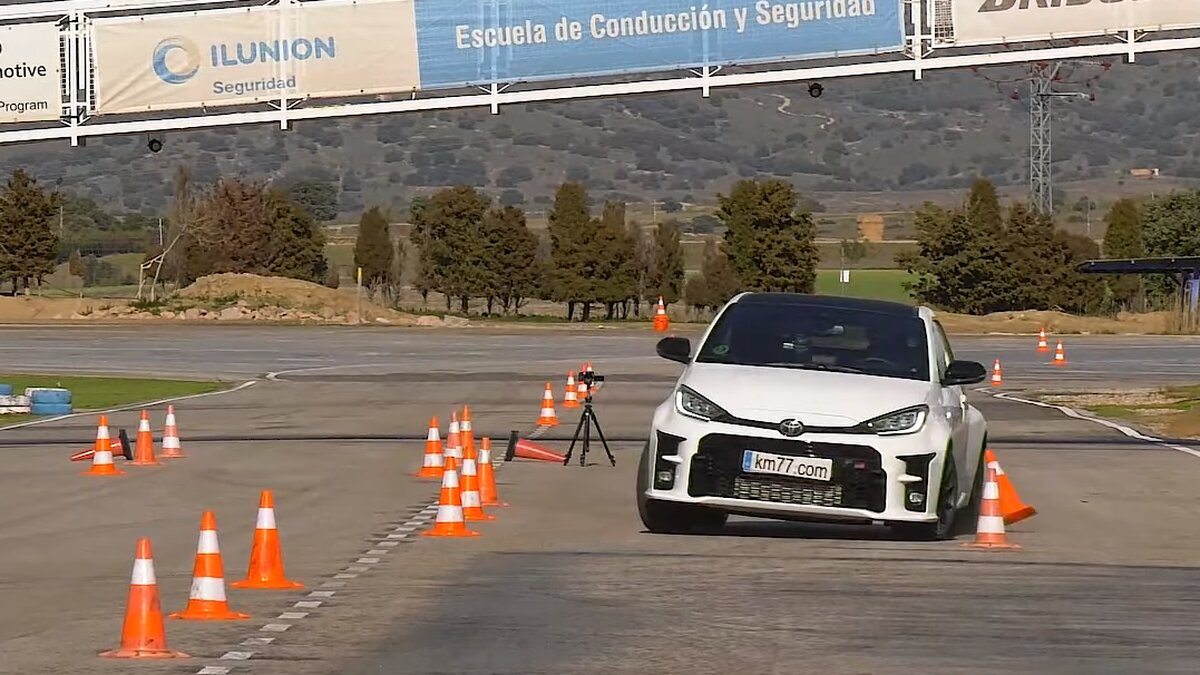 Хот-хэтч Toyota GR Yaris справился с «лосиным тестом» лучше Audi A3 и Porsche Taycan. Видео