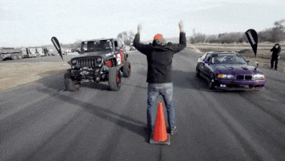Посмотрите на дрэг BMW E36 и Jeep Wrangler с моторами V8