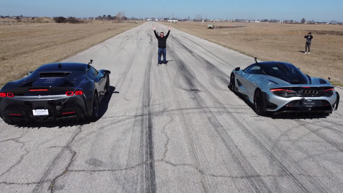 Посмотрите на дрэг очень разных суперкаров: гибридный Ferrari SF90 AWD против McLaren 765LT
