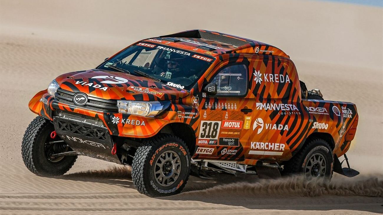 Раллийный Toyota Hilux с «Дакара» готовы продать, но втрое дороже мощнейшего пикапа в мире