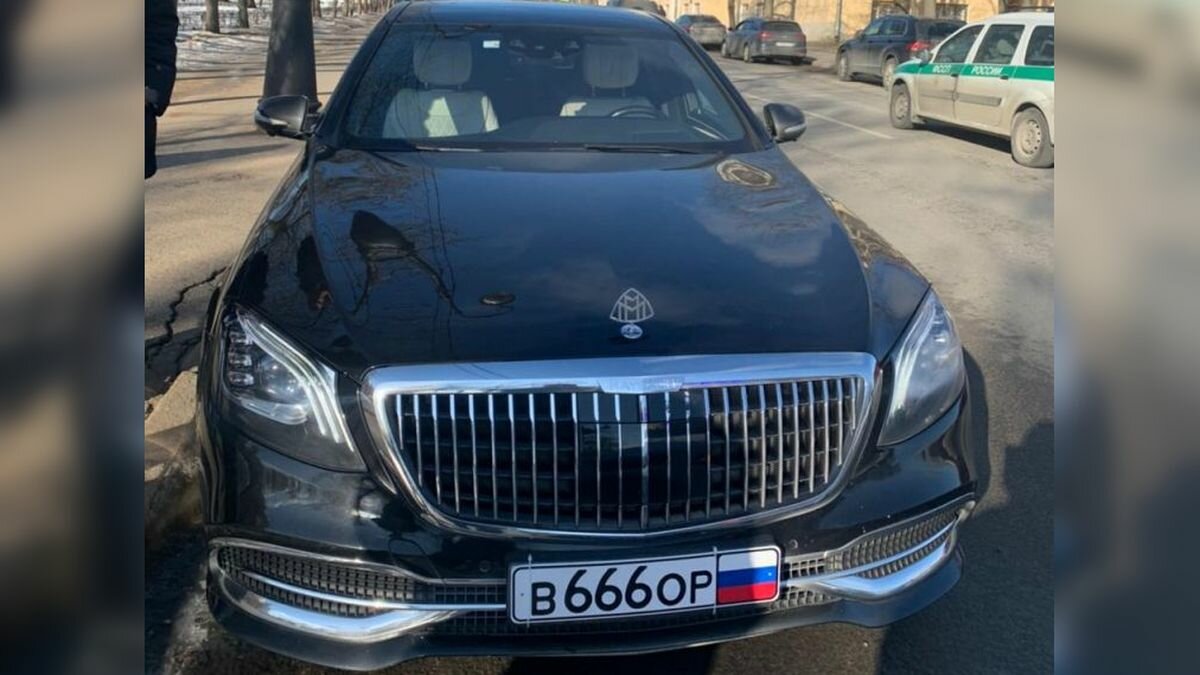 «Старались для искусства»: под Питером остановили Майбах с мигалкой и номерами В 666 ОР