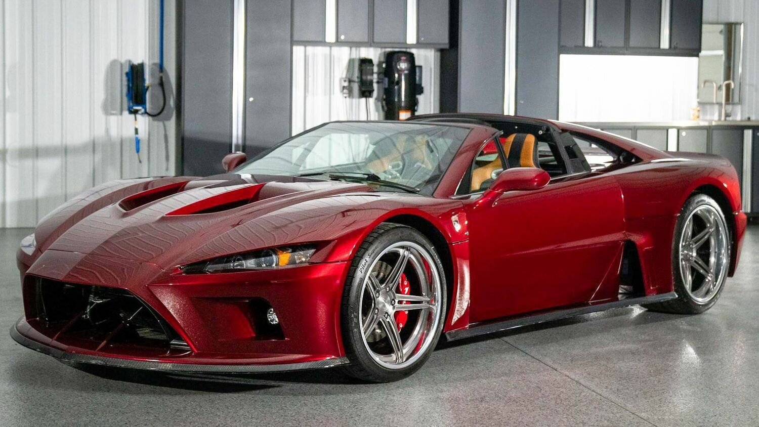 На продажу выставили очень редкий американский суперкар Falcon F7. Их в мире всего 6