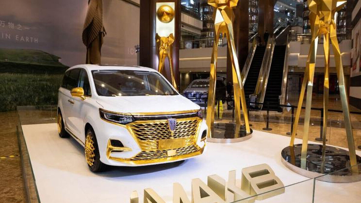 Китайцы отделали минивэн Roewe iMax8 золотом. И всё ради искусства