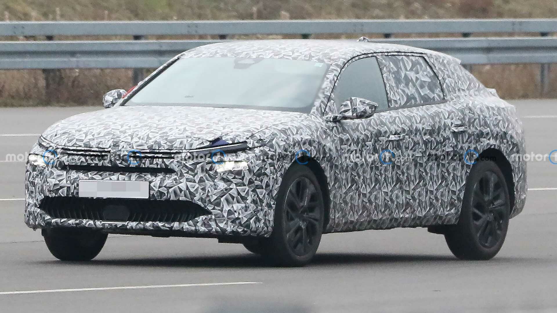 Марка Citroen анонсировала загадочную премьеру: возможно, это будет новый седан-кроссовер С5
