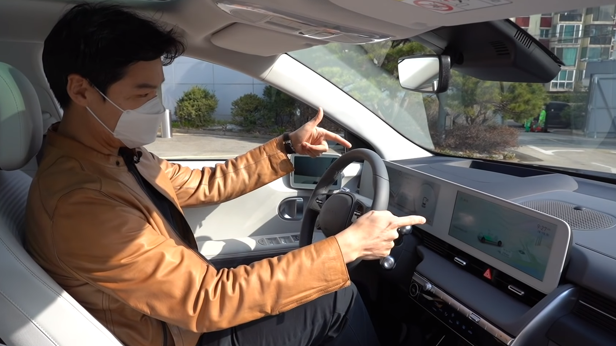 Новый суперсовременный электрокроссовер от Hyundai: первое видео из салона