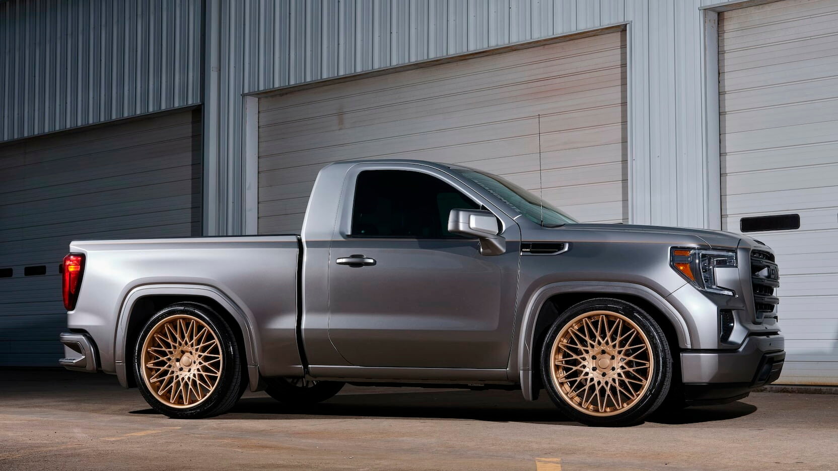 На торги выставили уникальный пикап GMC Sierra с очень коротким кузовом