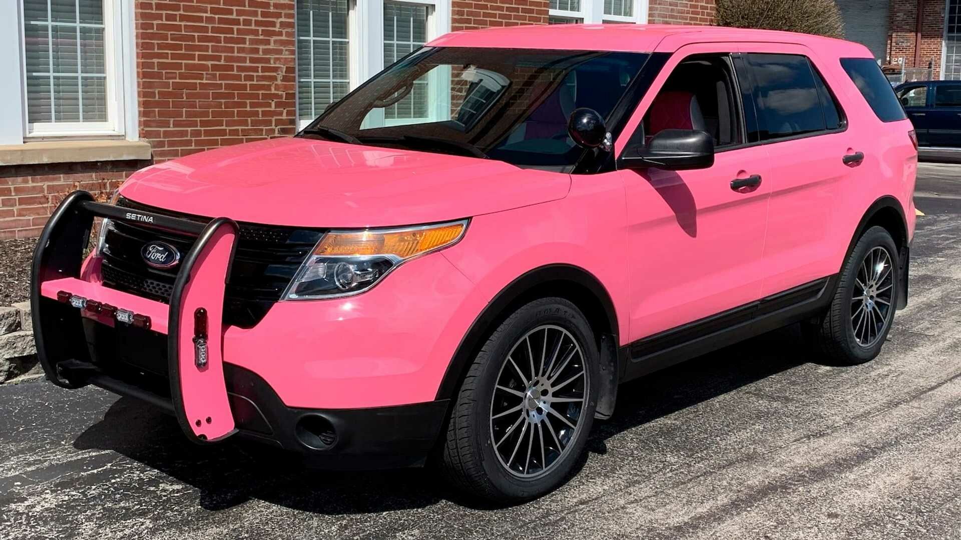 На продажу выставлен необычный полицейский Ford Explorer — он ярче любого Ferrari