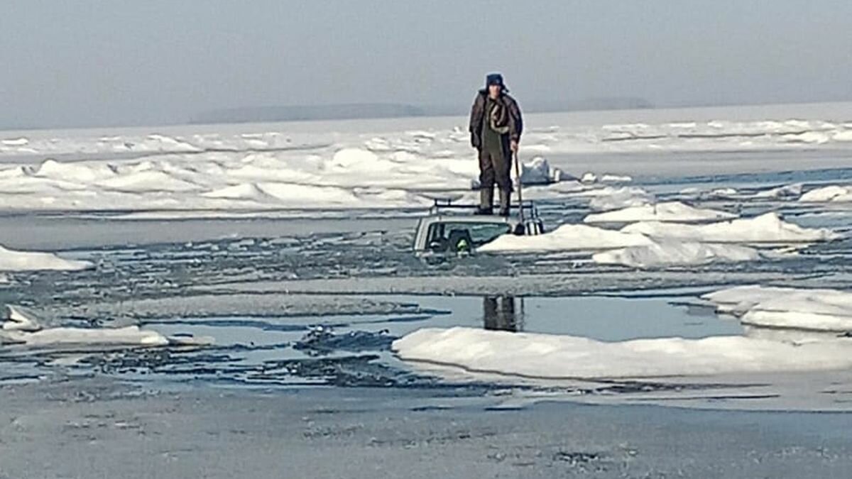«Нива» сибиряка ушла под лёд. Взгляните, как он дожидался спасателей