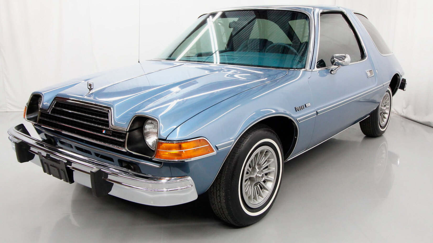 Причудливый хэтч AMC Pacer, который может побить рекорд торгов: у него мотор больше, чем у BMW M3
