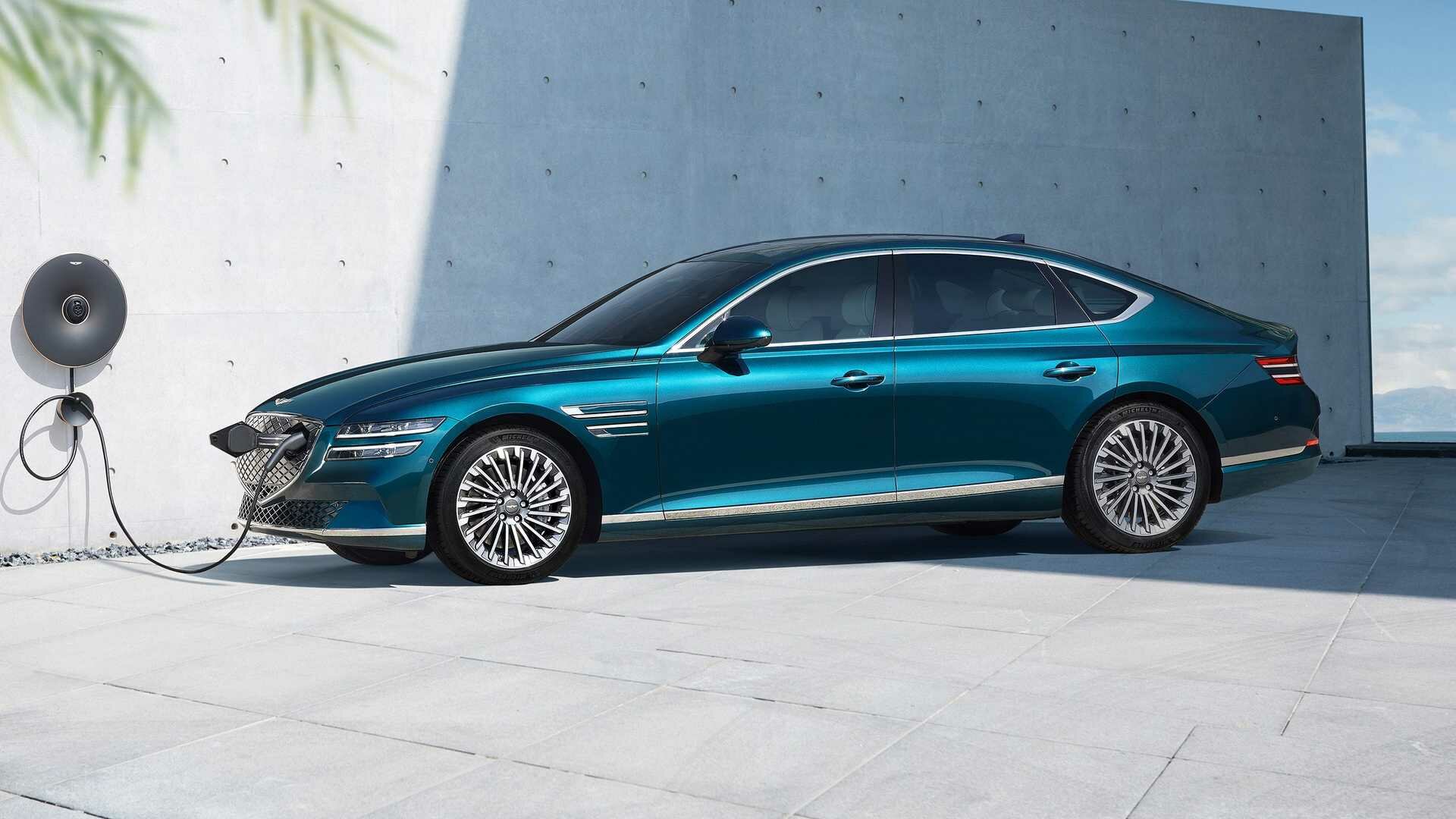 У бренда Genesis появился первый электрокар — это седан G80 с солнечной панелью
