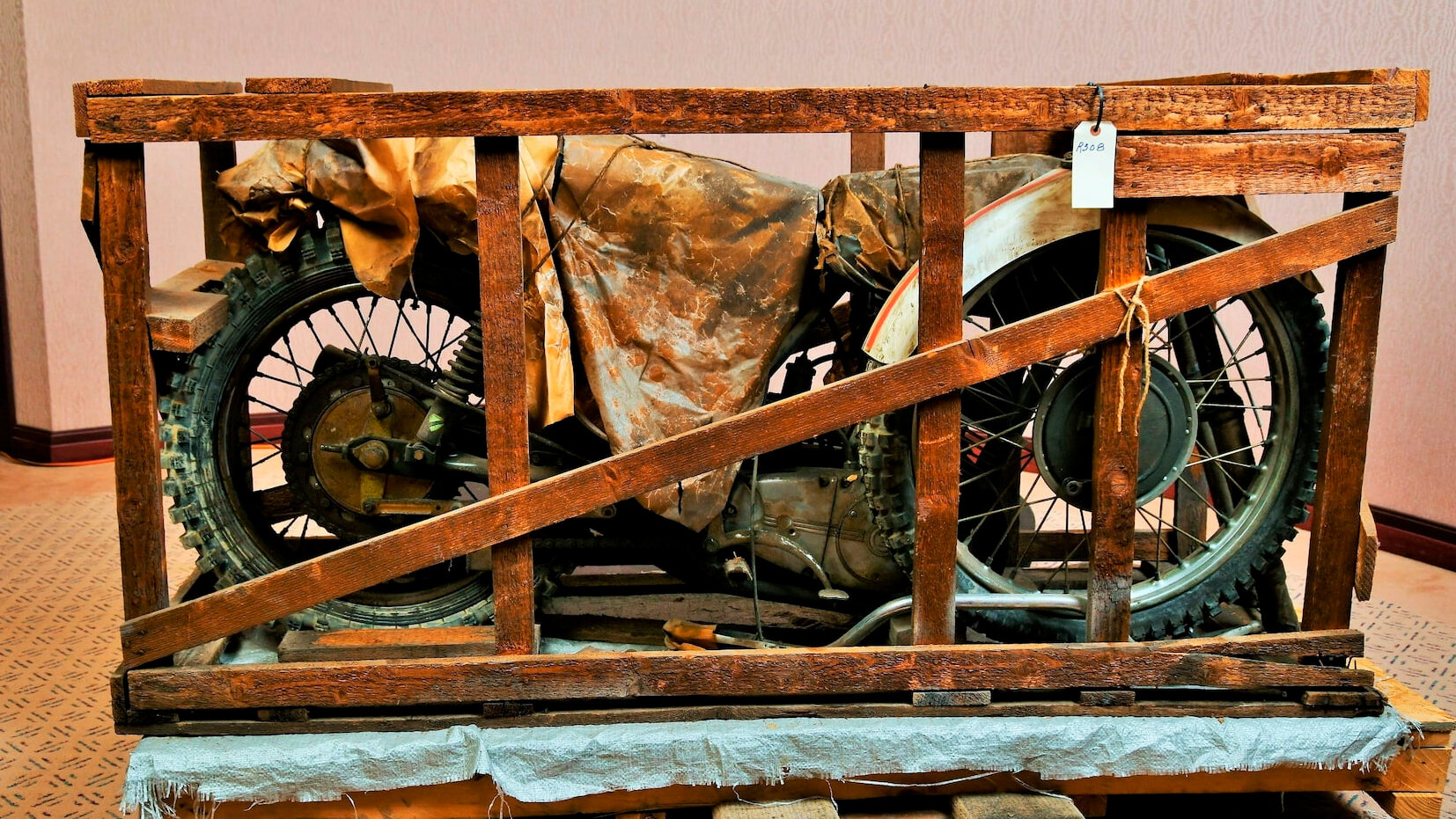 Чехословацкий мотоцикл простоял нераспакованным в сарае почти 50 лет. Теперь его продают