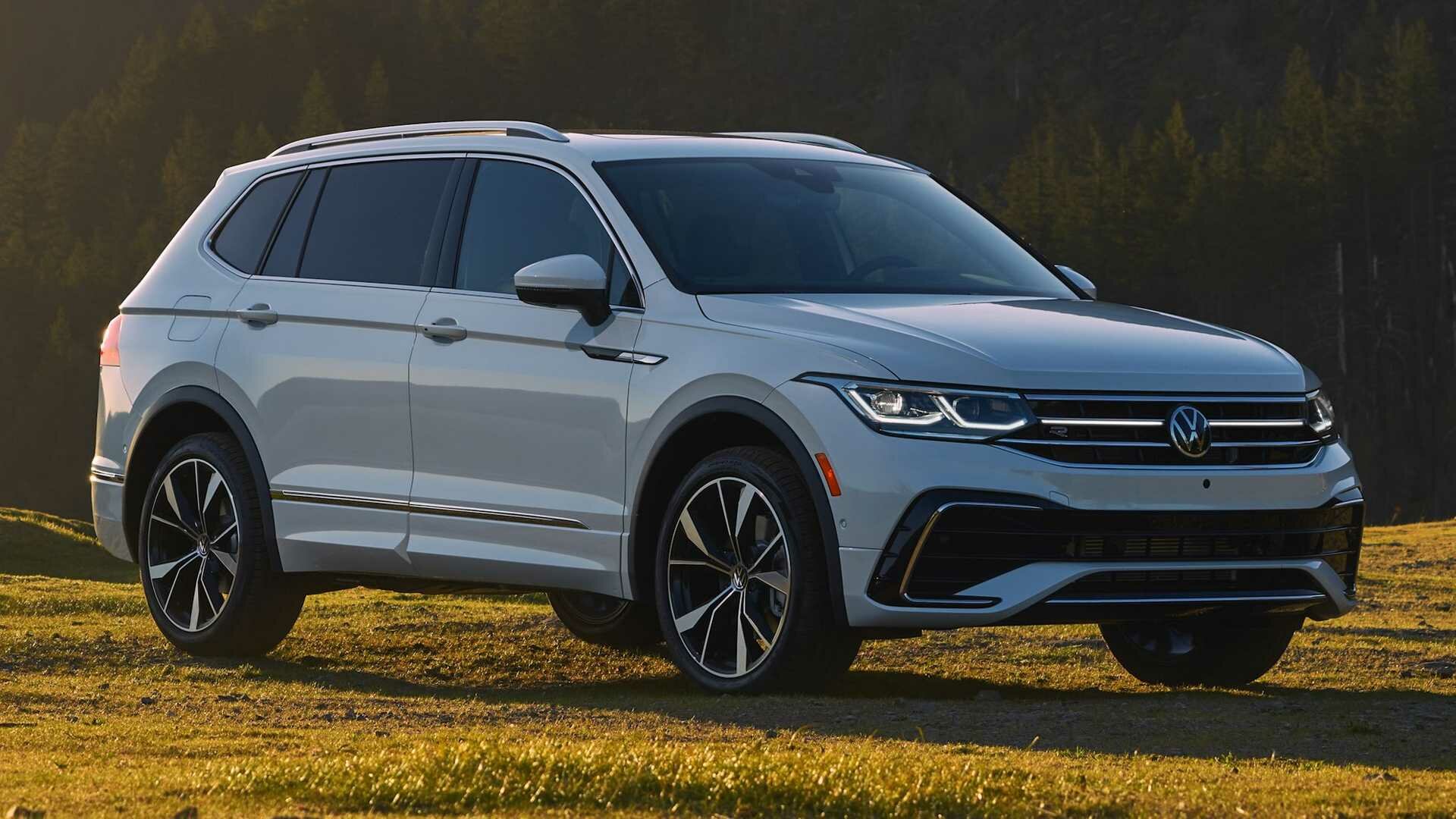 Длиннобазный VW Tiguan обновился: матричные фары и новая мультимедийка