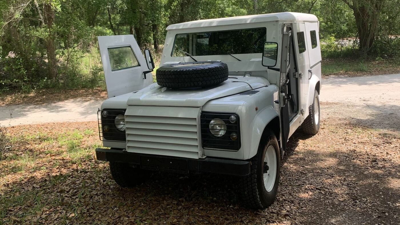 На продажу выставлен бронированный Land Rover Defender — он служил в ООН