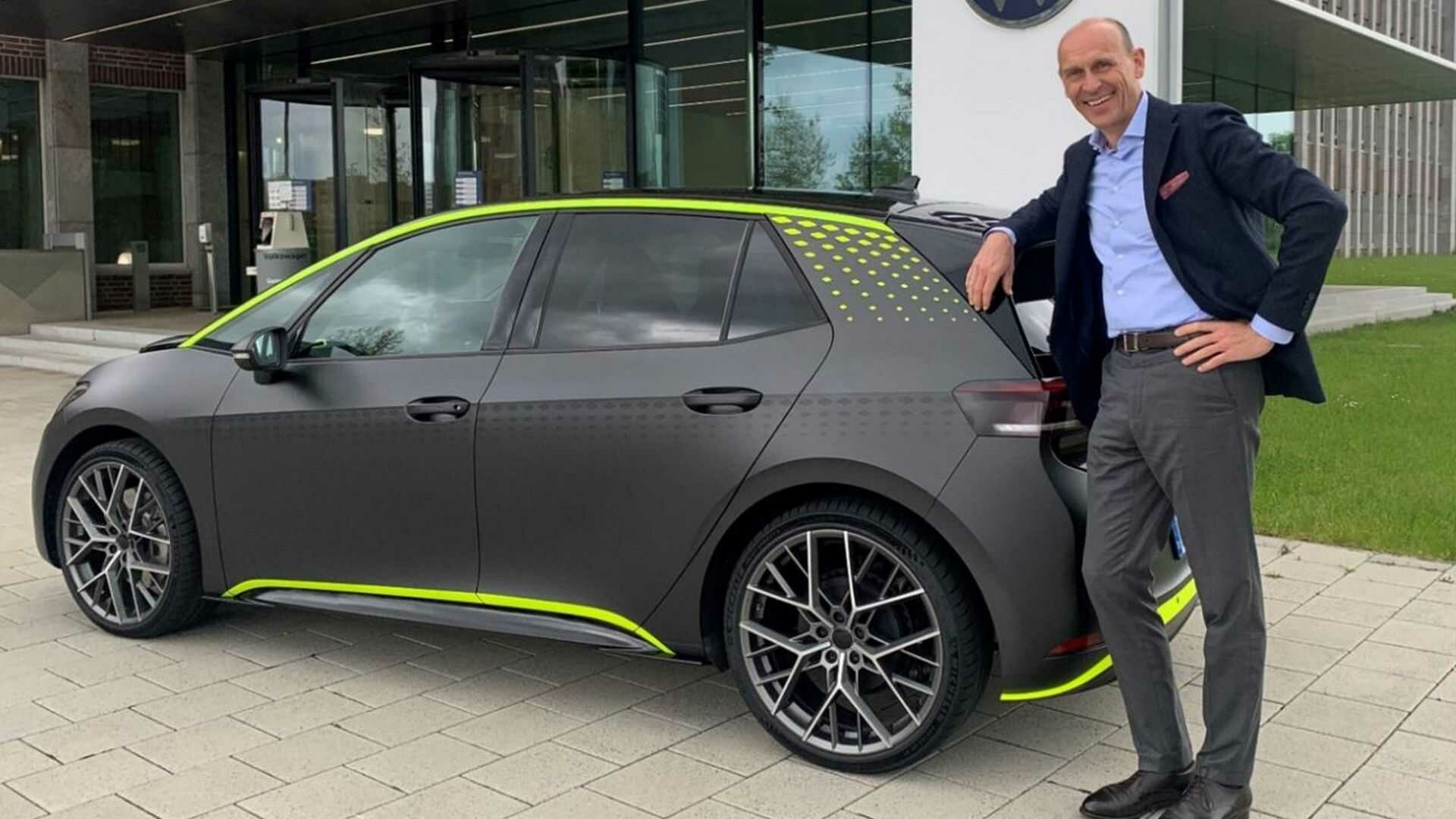 Глава VW показал мощнейший электрокар компании: это «дрифтовый» хот-хэтч