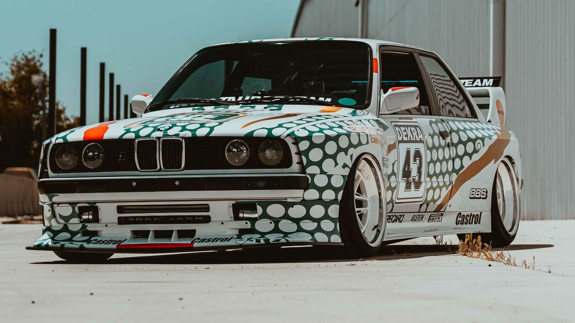 Взгляните на BMW M3 E30 в стиле DTM: у него 800 сил, пневмоподвеска и ливрея Tic Tac