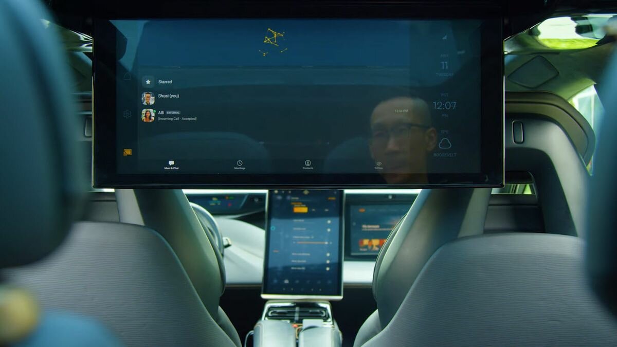 Взгляните на очень большой экран в электрокаре Faraday Future. Он управляется голосом
