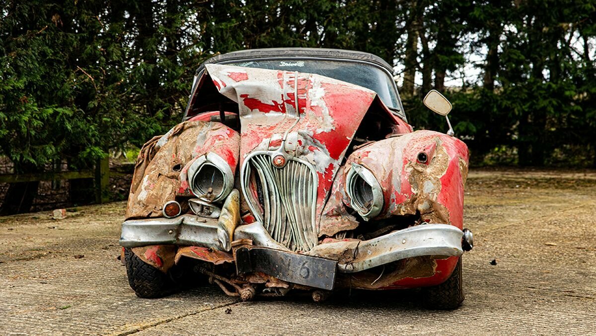 Хлам, но очень дорогой: за сколько купили разбитый Jaguar XK150