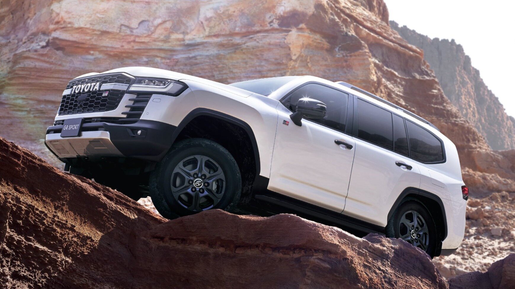 Представлен экстремальный Toyota Land Cruiser GR Sport: новая подвеска и два мотора