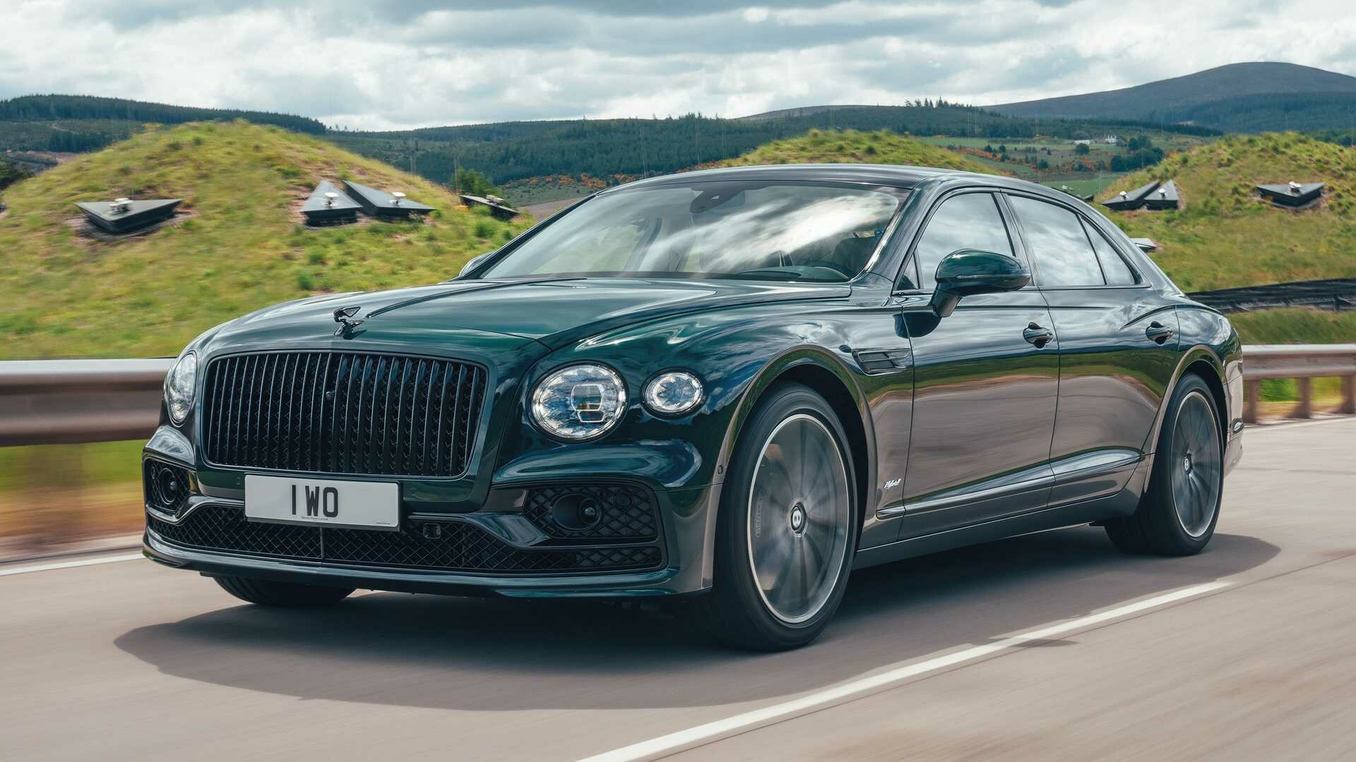Bentley Flying Spur стал 544-сильным гибридом и может (недолго) ездить только на электротяге