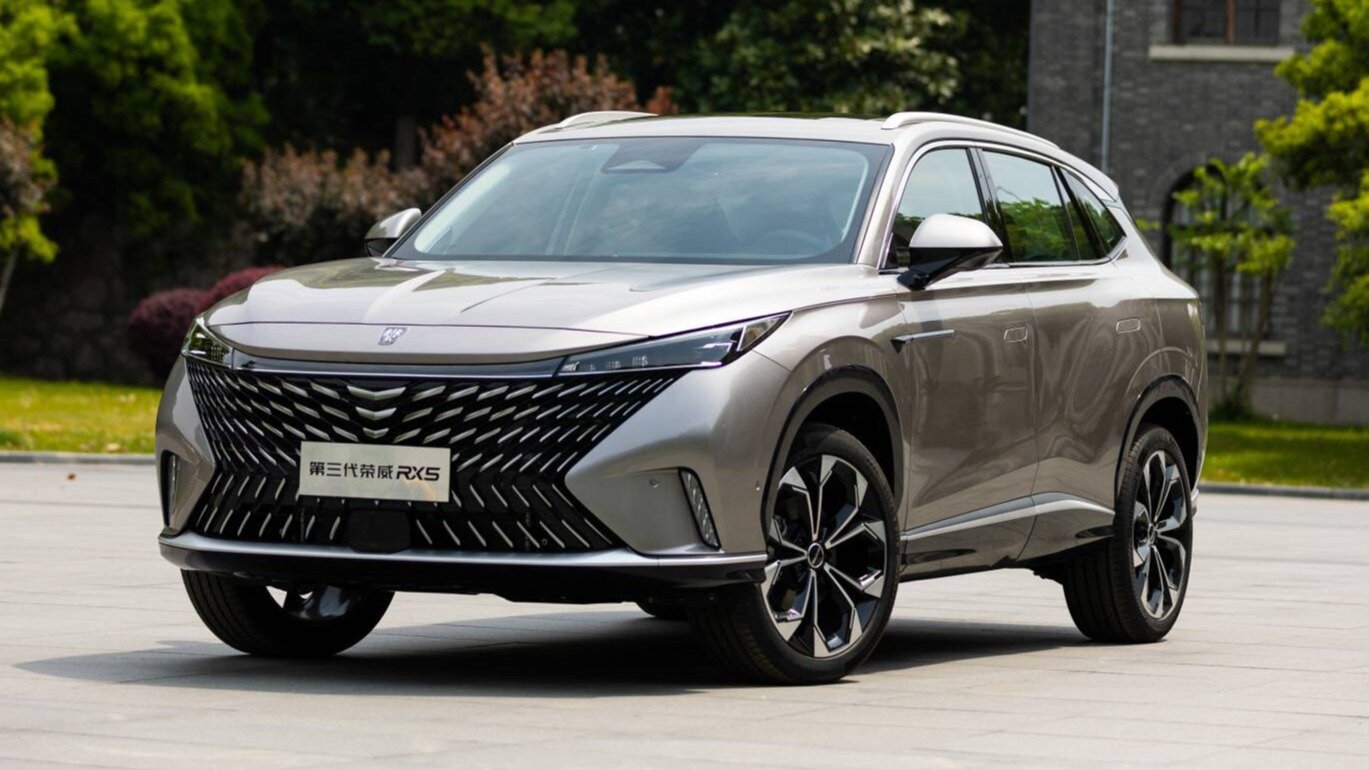 Новый кроссовер Roewe RX5 получил очень широкий дисплей, который можно двигать