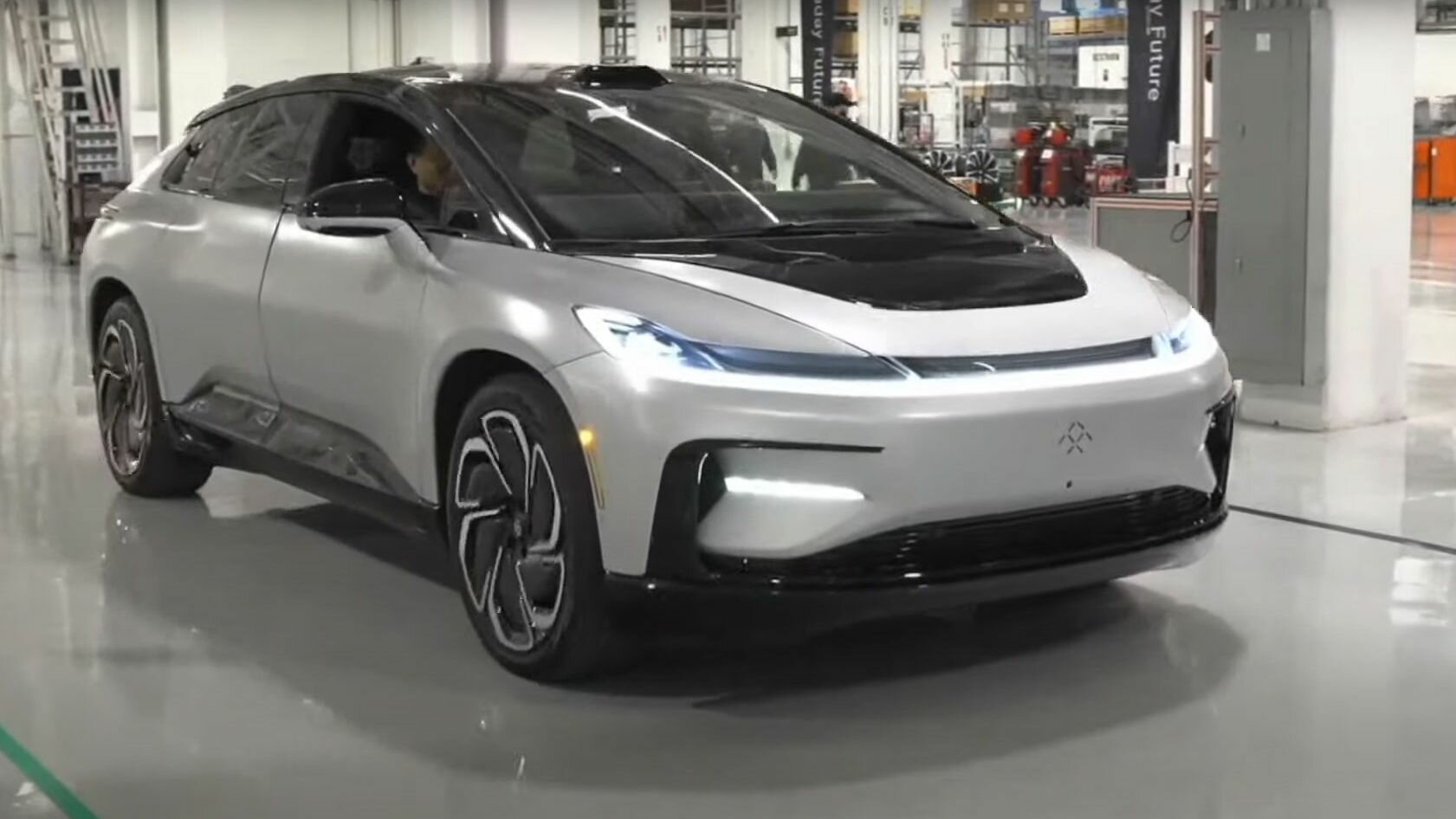Компания Faraday Future показала серийный электрокроссовер с 11 дисплеями