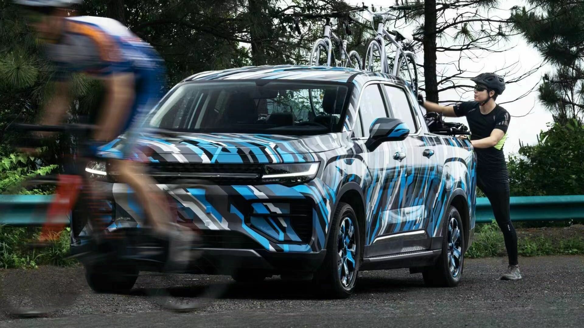 Компания Geely опубликовала первые снимки электрического пикапа RADAR