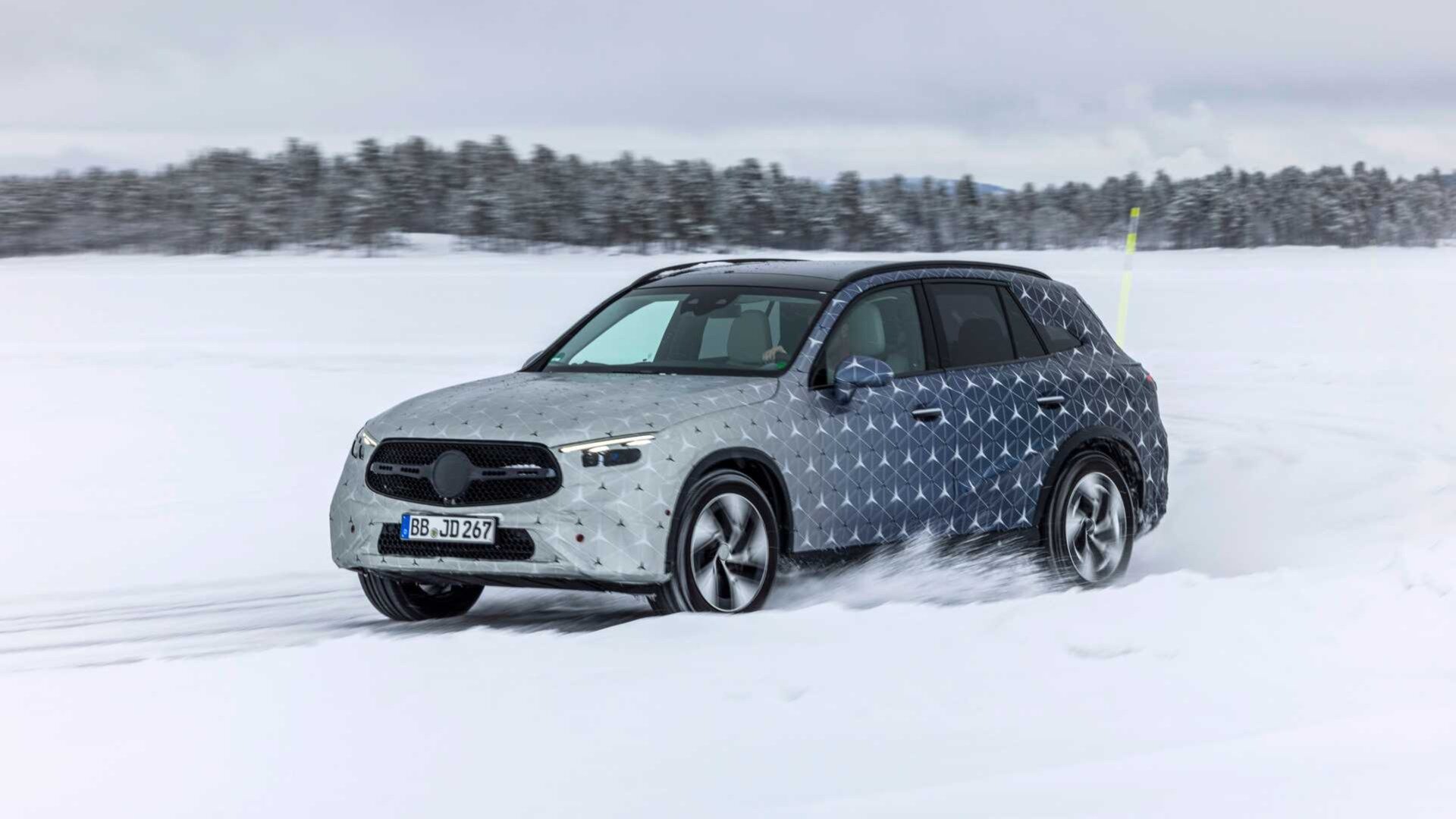 Новый Mercedes-Benz GLC готовят к премьере: первые фото и характеристики