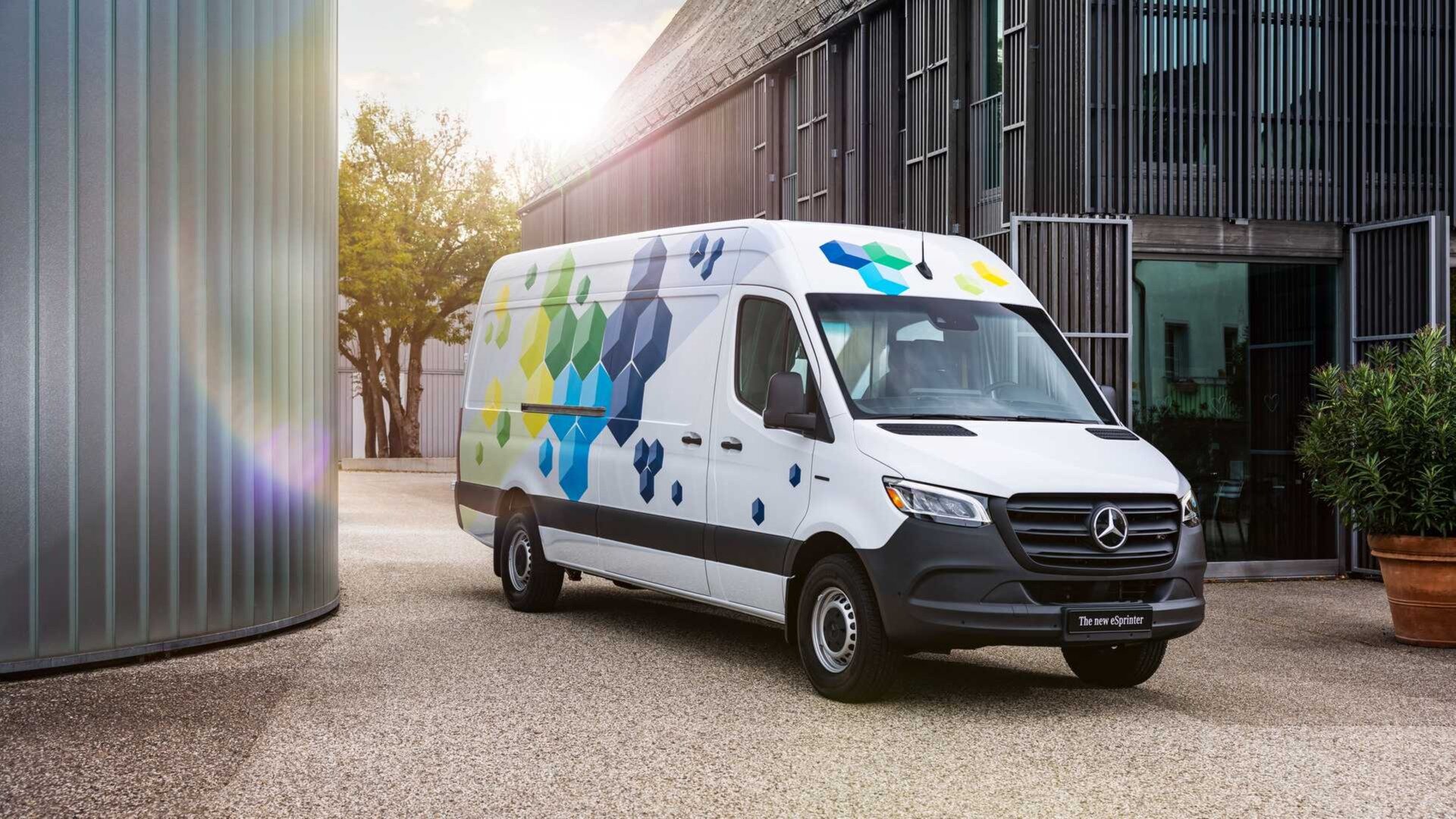 Mercedes-Benz eSprinter впервые сменил поколение и стал заднеприводным