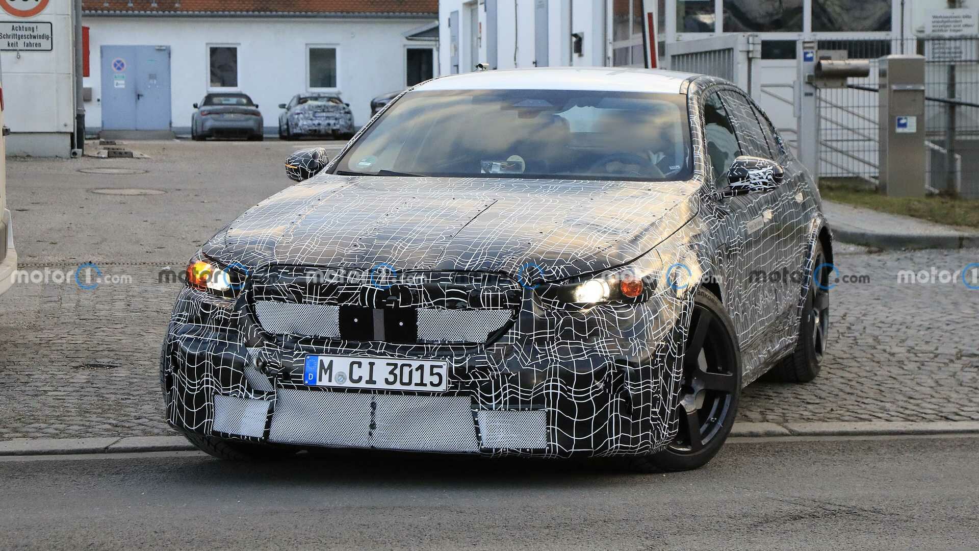 Гибридный BMW M5 нового поколения: первые фотографии