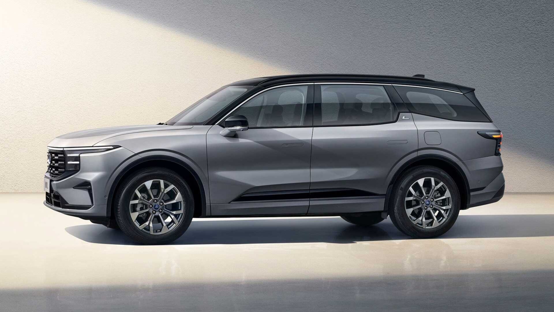 В Китае рассекретили новый 7-местный Ford Edge L с гигантским экраном