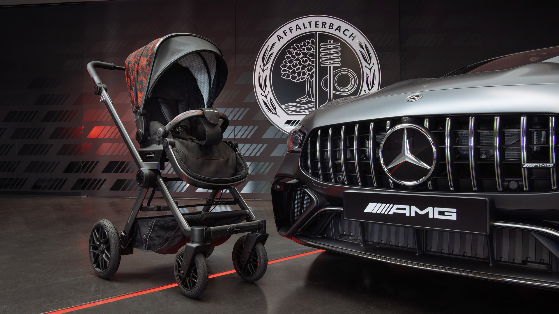 У Mercedes-AMG появилась необычная модель. Это детская коляска