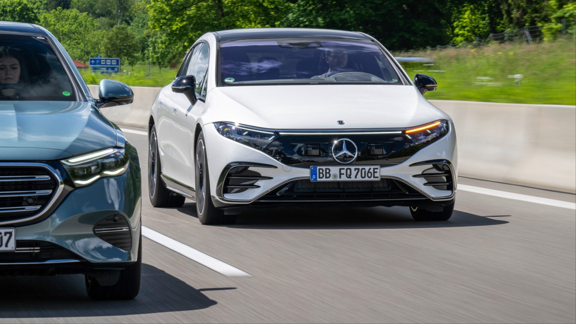 Европейские Mercedes-Benz смогут автоматически перестраиваться