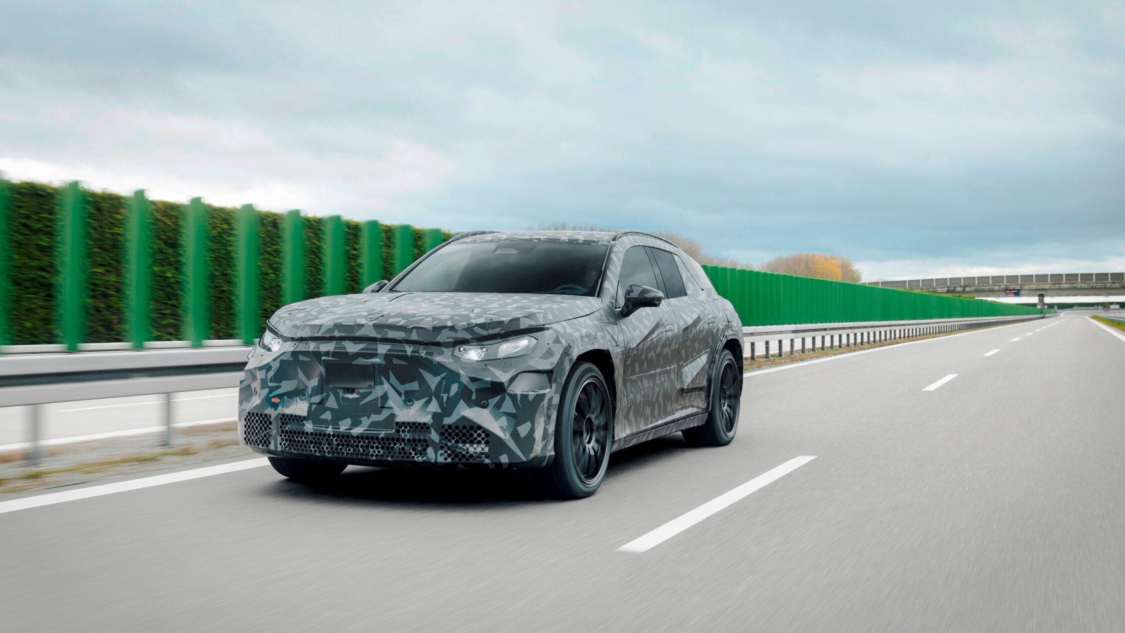 Электрический кроссовер Mercedes-AMG показали в камуфляже