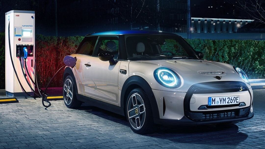 В России стартовали продажи электрокаров MINI Cooper SE. Их будут бесплатно обслуживать в течение трёх лет