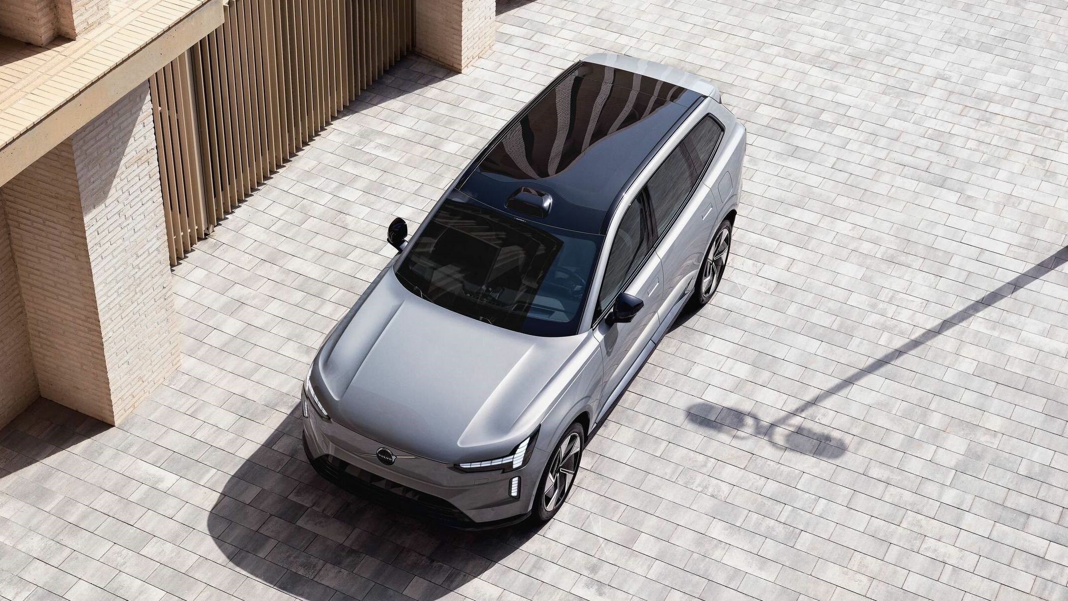 Флагманский электрокроссовер Volvo EX90 стал быстрее заряжаться