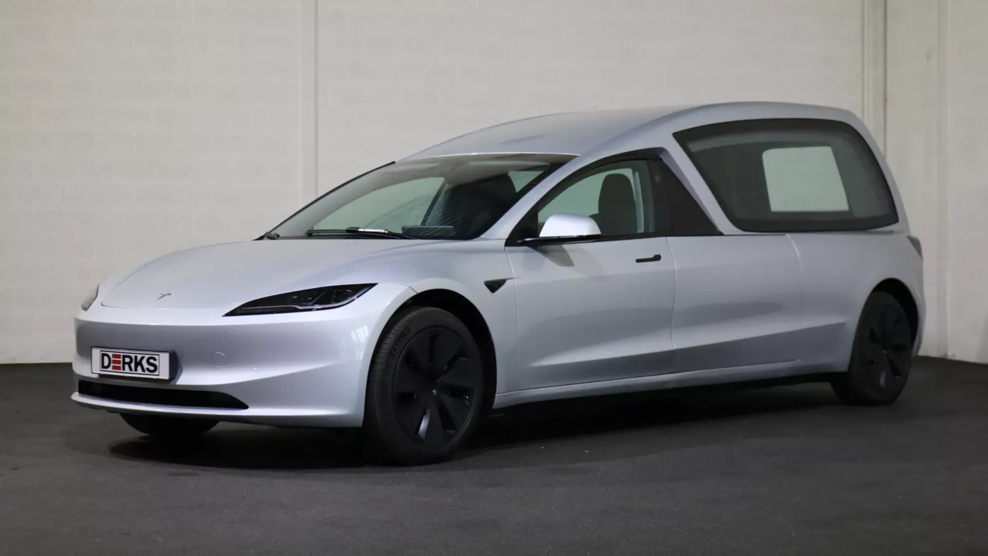 Tesla Model 3 превратили в катафалк за 125 тысяч долларов