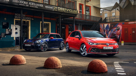 Инструмент или игрушка?  Новый Volkswagen Golf GTI против Mini JCW: сравнительный тест