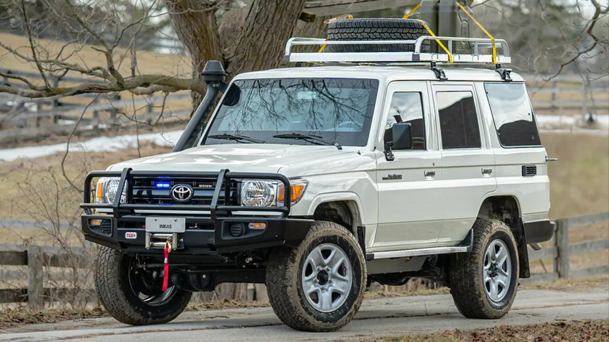 В Канаде Toyota Land Cruiser 76 превратили в особо внедорожный броневик