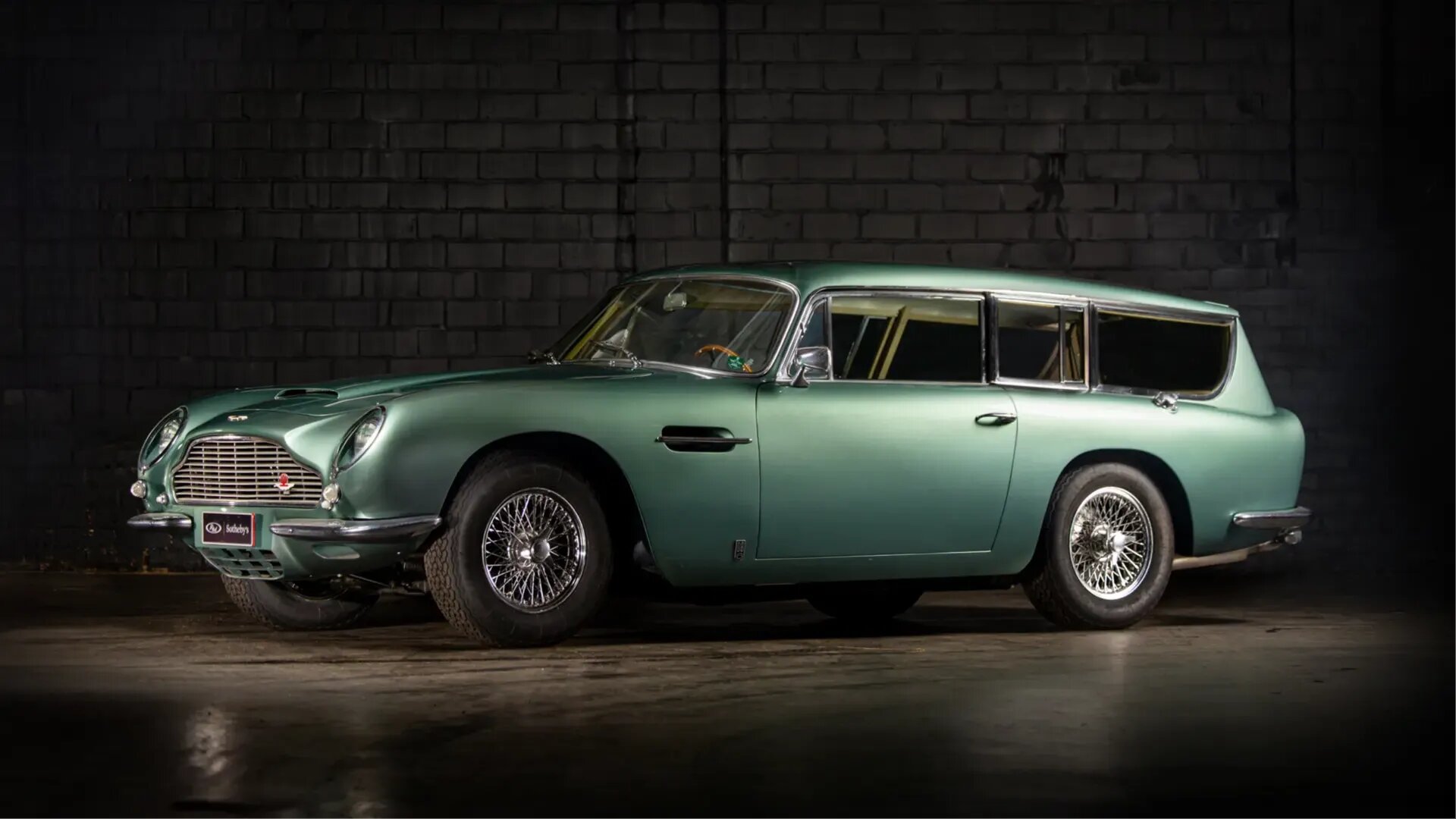 На торги выставят уникальный Aston Martin DB6 — это трёхдверный универсал