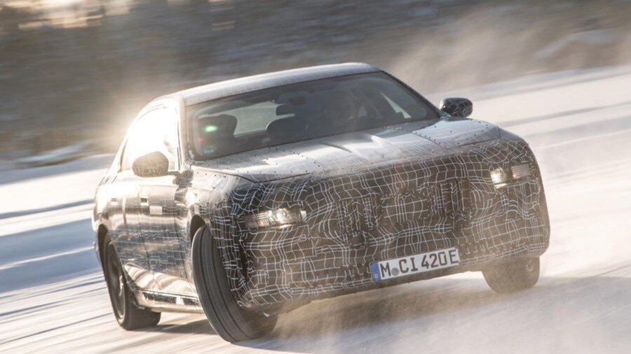 У BMW может впервые появиться гибридный суперседан M7