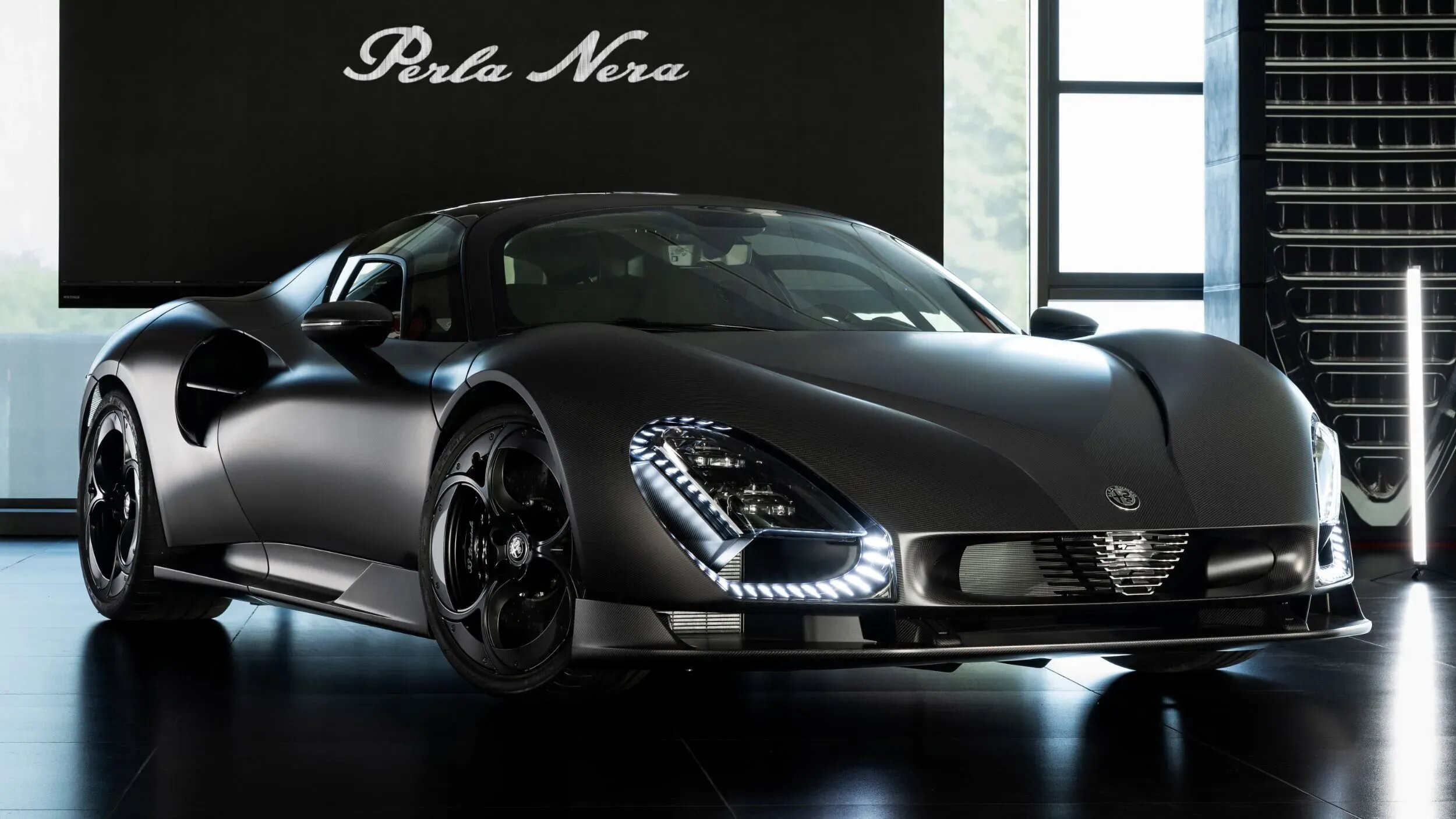 Alfa Romeo показала очень чёрный суперкар 33 Stradale Perla Nera