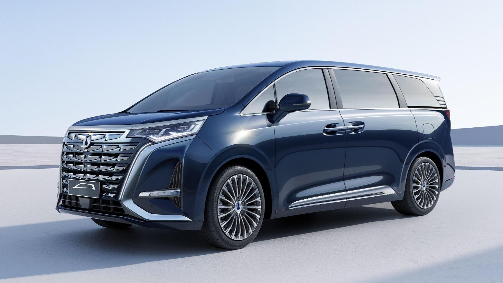 Роскошный минивэн от BYD и Daimler представлен на новых фото. Он выглядит как Toyota Alphard