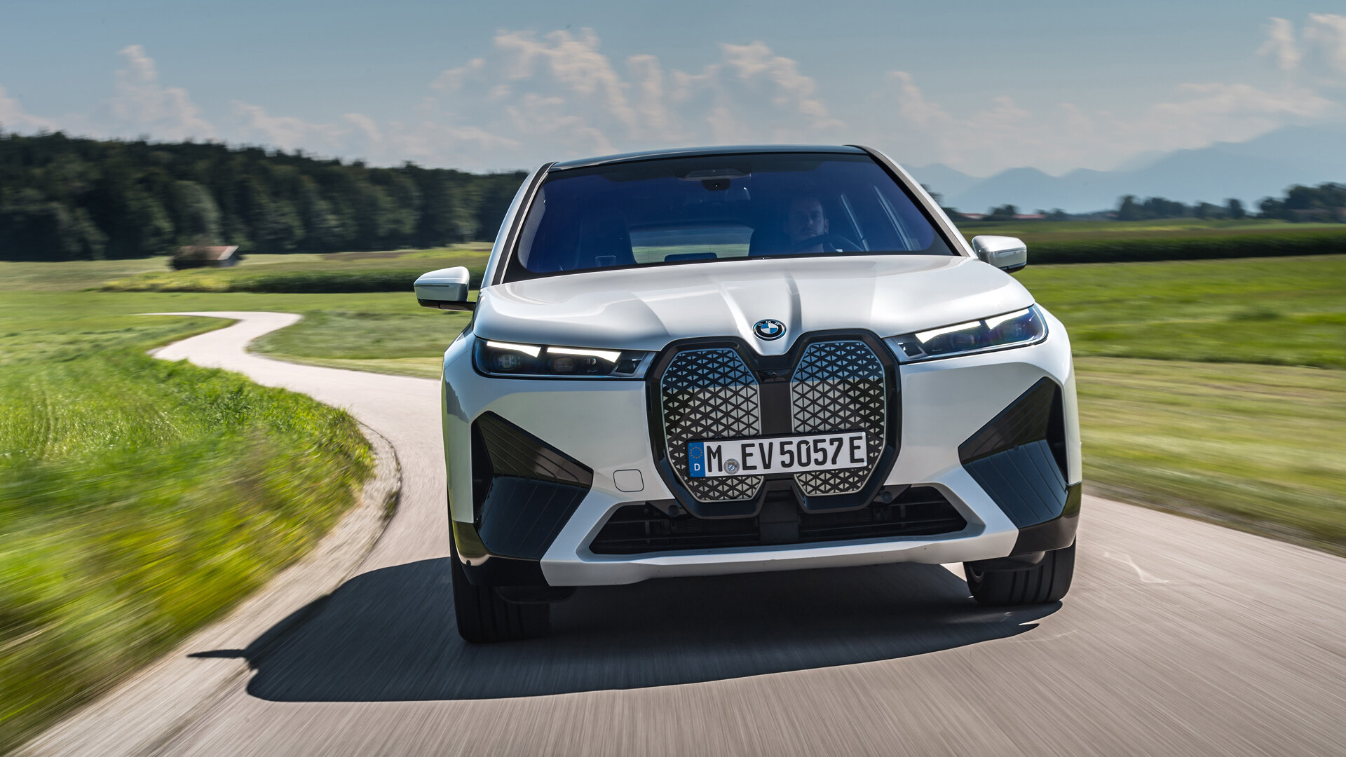 BMW представит заряженный электрокроссовер iX и технологию изменения цвета кузова нажатием кнопки