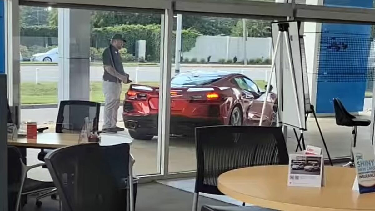 Сел и уехал: новенький Chevrolet Corvette угнали на глазах у сотрудников дилерского центра