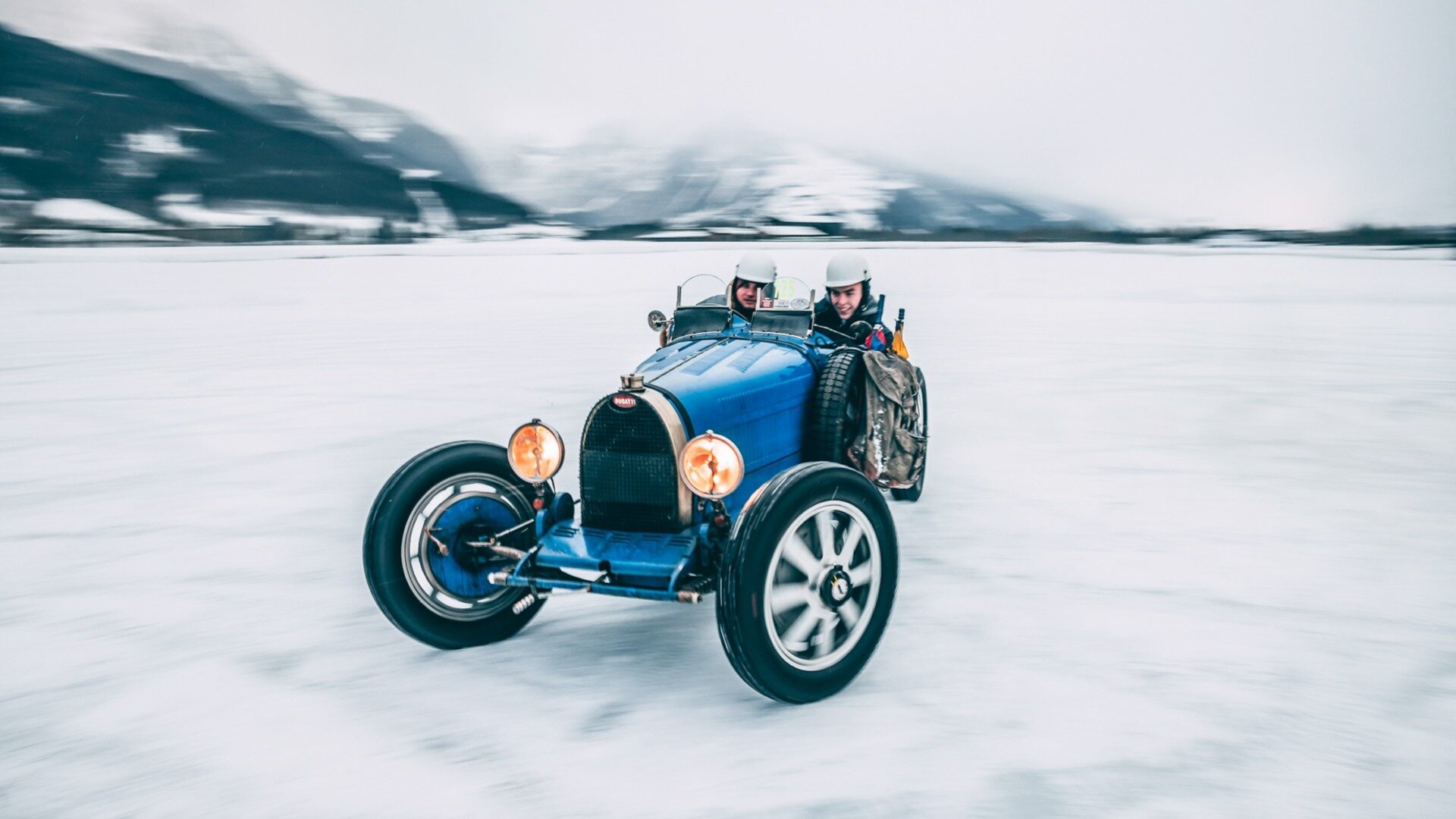 «Детский» Bugatti поучаствовал в ледовых гонках вместе с чемпионом Формулы-1