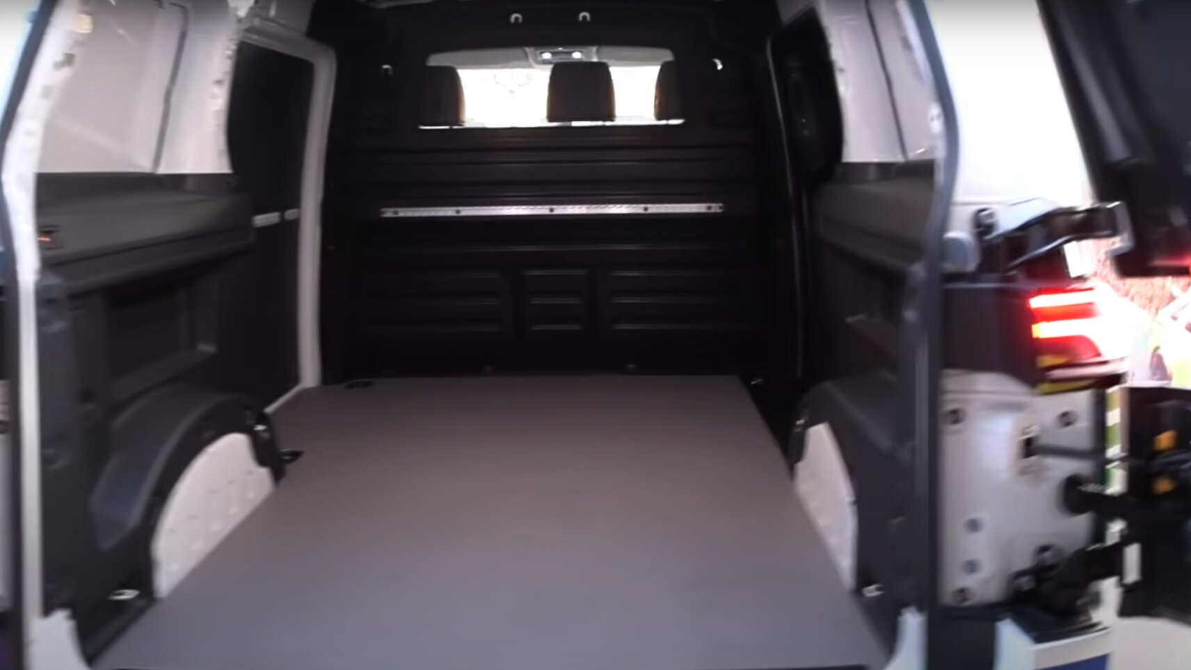 Грузовую версию Volkswagen ID.Buzz рассекретили на видео